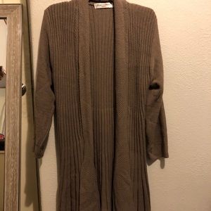 Long sleeve sweater.